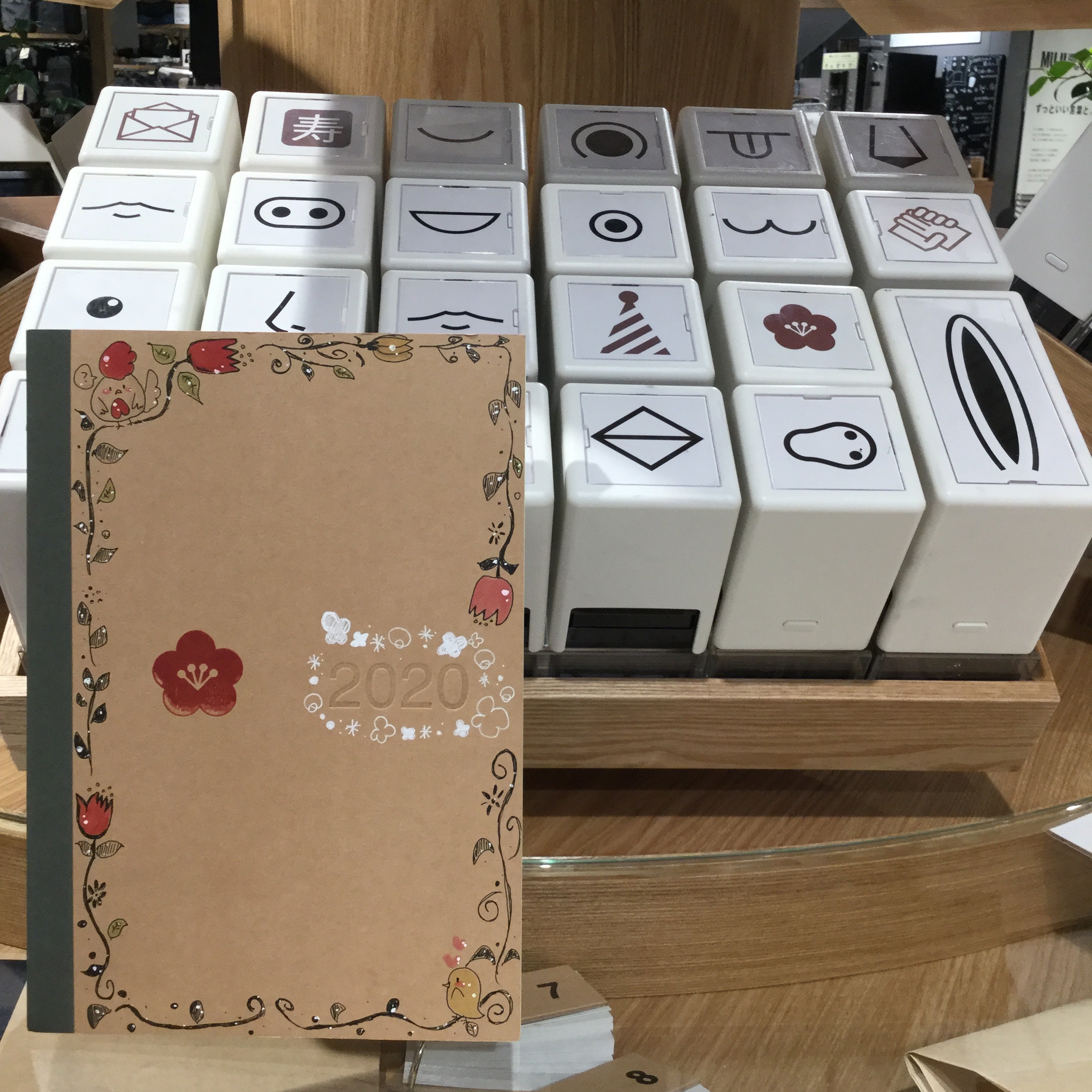 無印ノート表紙デコちょこっとデコで使うのが楽しみにノートの置き場所を考える - YouTube