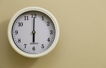 6時を指しているめざまし時計のイラストのイラスト素材87411949- PIXTA