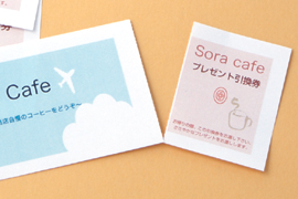 現場をもっと楽しく💕推しチケット💌 分割レイアウトでかんたんに作れちゃう🫶🏻 スタンプやテキストで自分好みにカスタマイズしてみてね🎀ペンライトと一緒に持って撮ると最高に映えるよ🥹💕コンビニフォトコンビニ印刷コンビニプリントネットプリント