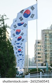 韓国の伝統的なスケッチアイコンベクトル。手描きの青い落書き線画韓国の旗と身に着けている、食べ物と飲み物、宮殿の建物とゴング、ファンとランタンのイラストのイラスト素材・ベクターImage 168520314