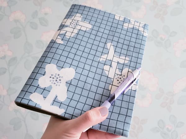 楽天市場 透明ブックカバー A4 さらさら手触り 梨地 C-14 コンサイス クリアカバー 背幅調整可 厚手 くっつきにくい 半透明 日本製 国産 :ブックカバー・文具専門店Ｂタウン