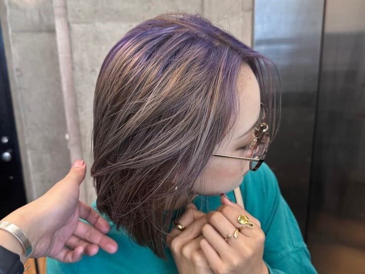 レイヤーボブにダークルーツでラズベリーピンク軽めのボブにダークルーツでグラデーションカラーをすると大人っぽさとオシャレ度が公式 高崎市の美容室HEARTY ハーティー