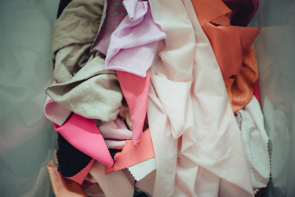 幾何学柄リサイクル綿コットンキャンバス生地はぎれ布１ｍ北欧風スクエア黒