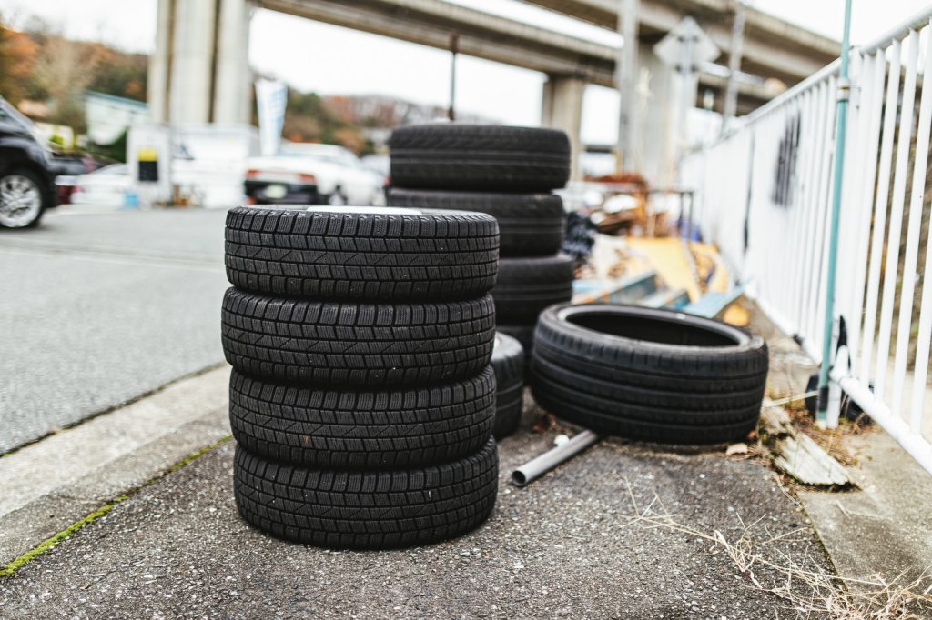 新品タイヤの「ヒゲ」は何のためにある？切ってもいいのか？ クルマの雑学Motor-Fan モーターファン自動車関連記事を中心に配信するメディアプラットフォーム