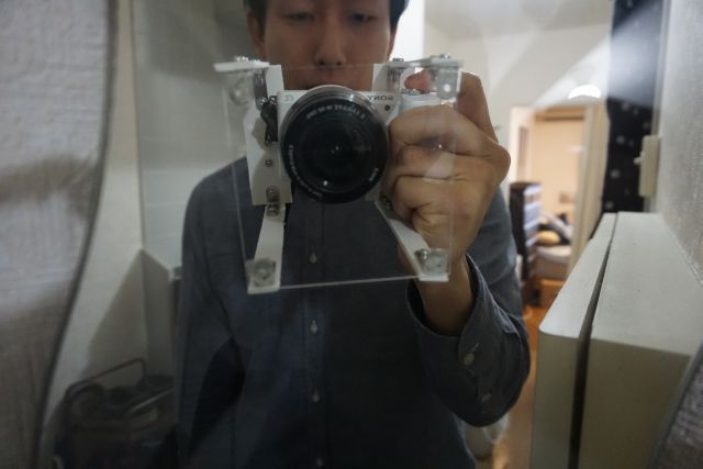 カメラにピースサインを作る若い女性の写真素材・画像素材 Image 69403454