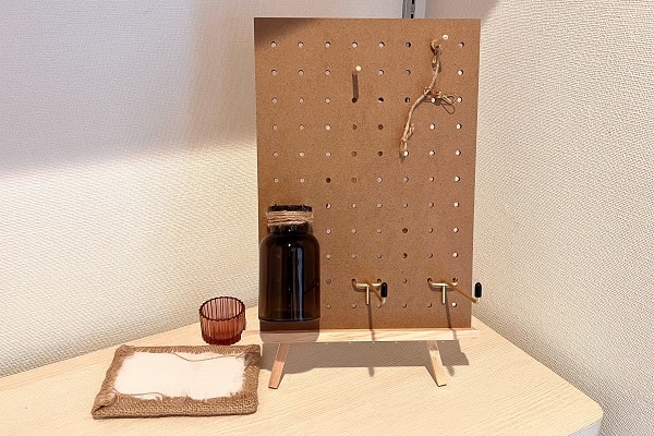 ダイソーのパンチングボードは取りつけも連結も自在！ESSEonline エッセ オンライン