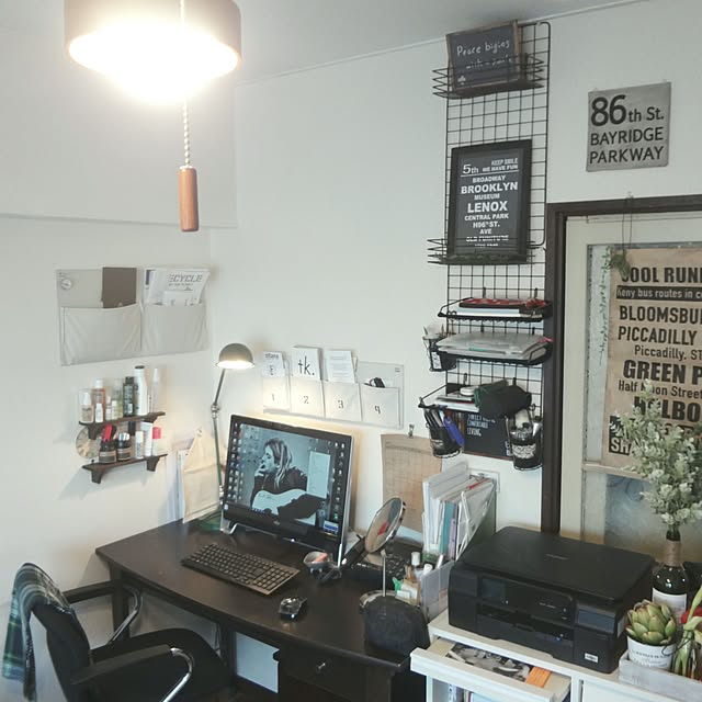 デスク横と机周りの壁面を活用！卓上を広くする収納アイデア9選