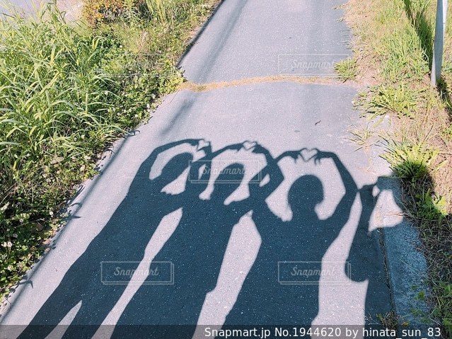 4人でいつも撮り方同じになっちゃう って子必見🔥🔥🔥4人組フォト👯‍♀️👯‍♀️♥️ ⁡ ・ꔫ・ ⁡ 今回は4人で撮るとより盛れちゃう激かわフォトの撮り方を紹介🎀💯 素敵な写真をフォルダに残してね✨ みんなのお気に入り見つけた??? ⁡ ・ꔫ