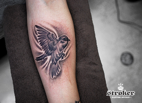 龍ブラックアンドグレー2 ⇩ DMでのオーダーやお問い合わせの際には、 上記のジャンルと番号をお伝えください。 龍を背中から胸にかけて。 炎を周り ぼかしで表現しています。 茶色っぽくみえますが、落ち着くと赤みは無くなります黒目はあえていれないのも人気が