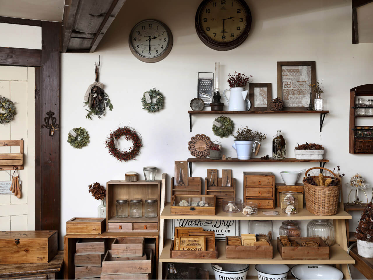 雑貨の飾り方！ディスプレイのコツを押さえておしゃれな部屋に！インテリア雑貨ナチュリエいえばなしナチュリエ