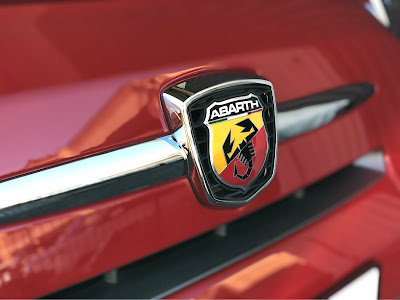 古い車のエンブレム