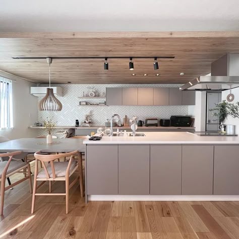 前々投稿のキャンピングカーのマイデザイン、配布しました🕊🚩 自分用なので少々荒いですが、よかったらご自由に使ってください♡MA-1445-5827-0127 pic6枚目⇨中間2枚同じものにすると扉を閉めてる感じ🚪 pic7枚目⇨中間にやたいを挟んだらキッチンカーに🍦♡色違いは