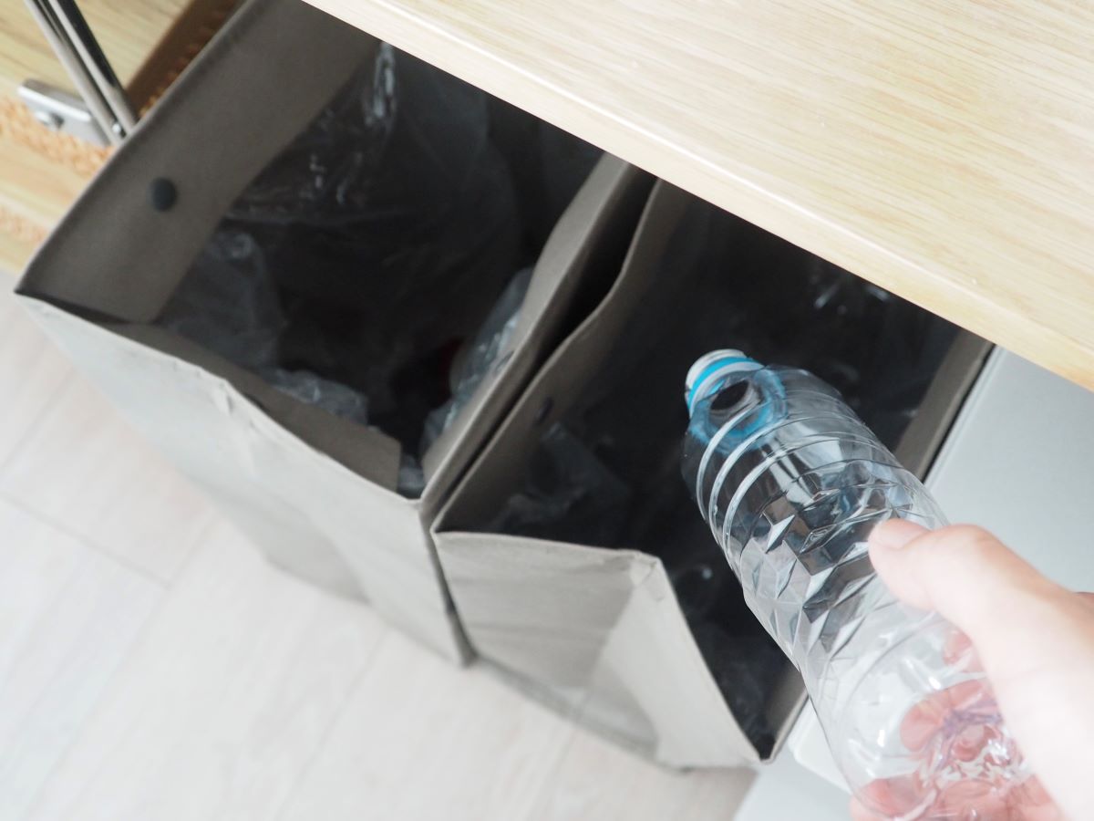 悩ましい資源ごみの分別が、「セリア」のランドリーバッグ１つで解決！ - 片づけ収納ドットコム