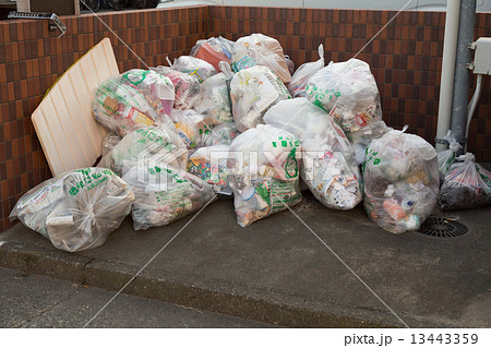 ゴミ捨て場」の33万点のロイヤリティフリー画像、写真素材、絵Shutterstock