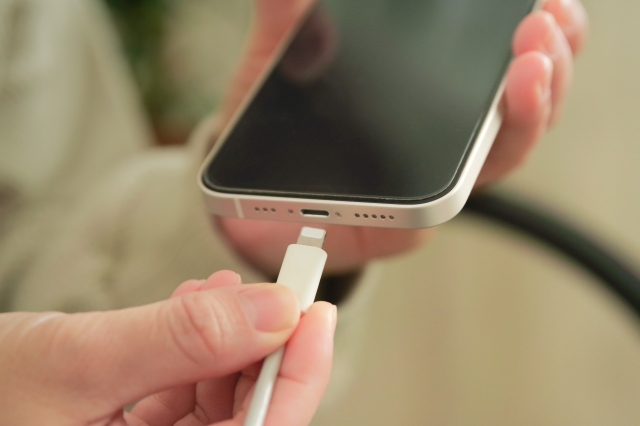 そのスマホお掃除、NGかも！ 安全なお手入れ方法とは？ ティッシュや歯ブラシは？KDDI トビラ