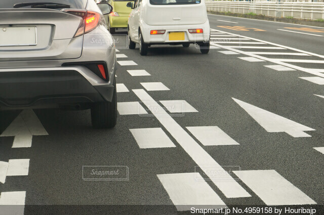この点線はドットラインと呼ばれる線です。 法的に特別な指示を出している線ではありませんが、走行車線の幅を狭く見せるような短い破線が、走行車線の左右端に設けられていることがあります。あえて道幅を狭くしてスピードダウンを促しています。 長い下り坂・コーナー