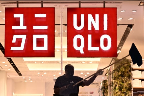 ユニクロのロゴサイン - ユニクロのストックフォトや画像を多数ご用意 - ユニクロ, アジア大陸, エディトリアル - iStock