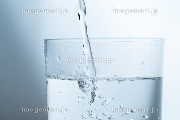 冷たい水ををコップに注ぐ子供、熱中症対策イラスト - No: 22995254無料イラスト・フリー素材なら「イラストAC」