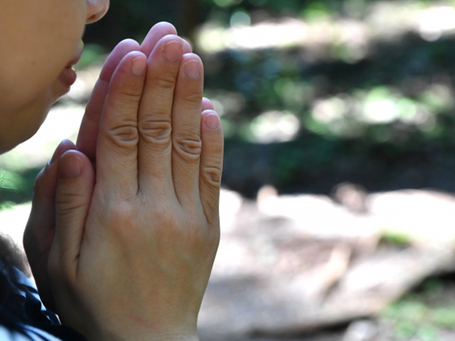 指輪をはめる位置で変わる意味とは？左右の手と指ごとの特徴まとめ – NUDGE jewelry