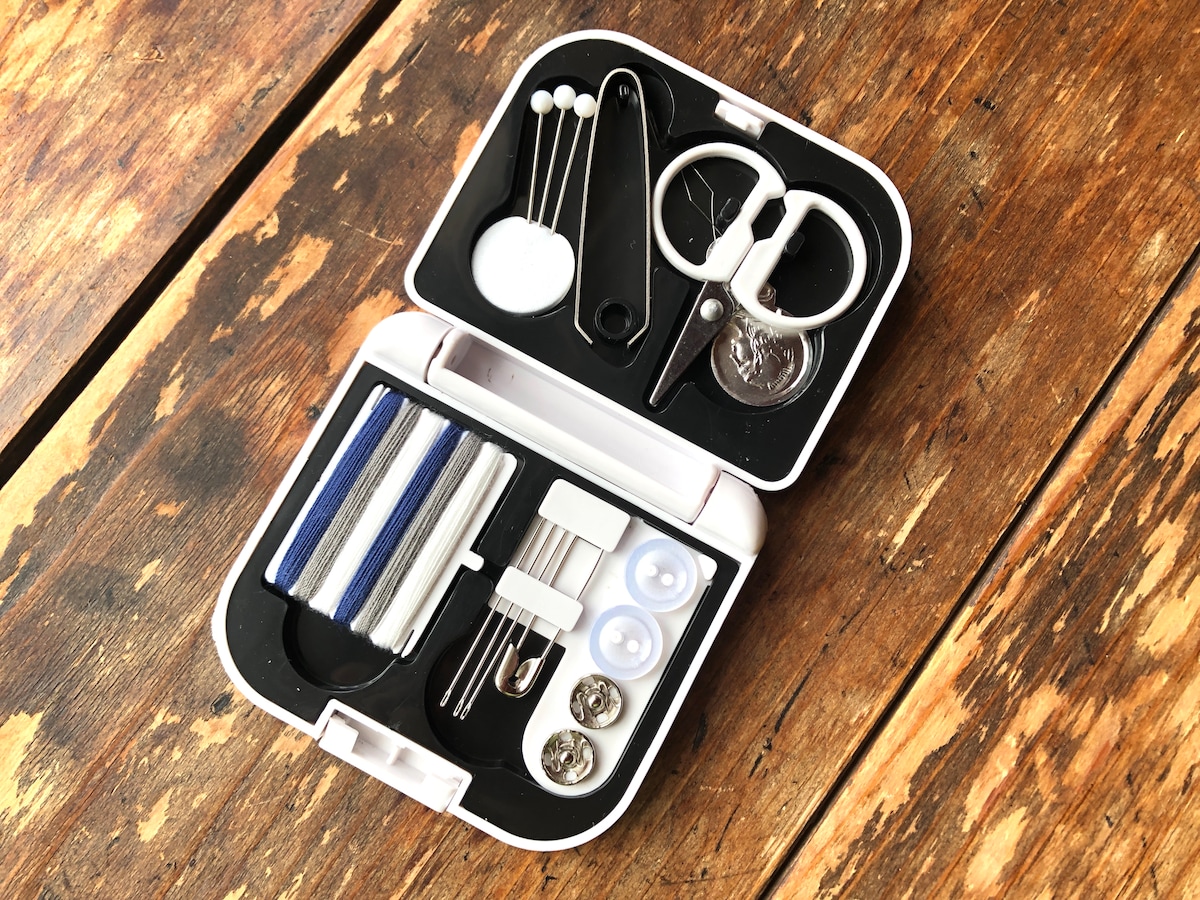 ダイソー旅の便利グッズルポ 100円の「携帯裁縫セット」ってどれくらい使えるの？TABIZINE～人生に旅心を～