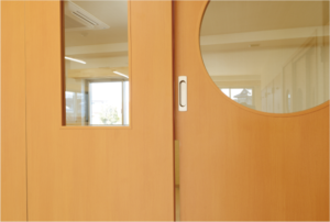 子どもの利用が多い施設に最適な自動ドアとは？自動ドアのナブコシステム