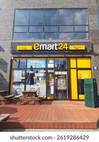 コンビニ 外観」の1.5万点のロイヤリティフリー画像、写真素材、絵Shutterstock