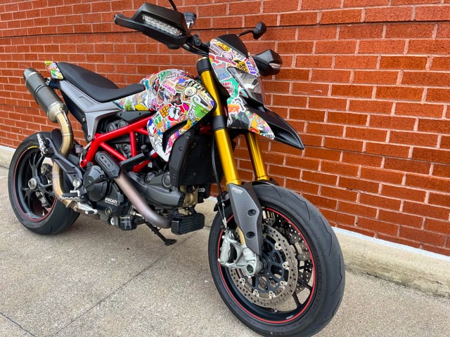 カウルが割れてるのでステッカーボムにて補修？プチカスタムをしました、⁡ ⁡思った以上に難しかった、もうやりたくない作業でした 笑 ⁡ ⁡sc57⁡⁡xr100モタード ⁡ ⁡バイク好きな人と繋がりたい ⁡ ⁡バイクのある生活 ⁡ ⁡バイクしか勝たん ⁡ ⁡ステッカー