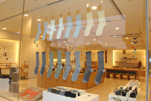 Tabio - ◇秋ですね。◇ 靴下屋 Life and Feel流山おおたかの森店の館内ディスプレイ。秋らしくほっこりとした雰囲気の中にも今年らしい色使い♪ こちらは9月5日 木 まで展示しております!Facebook