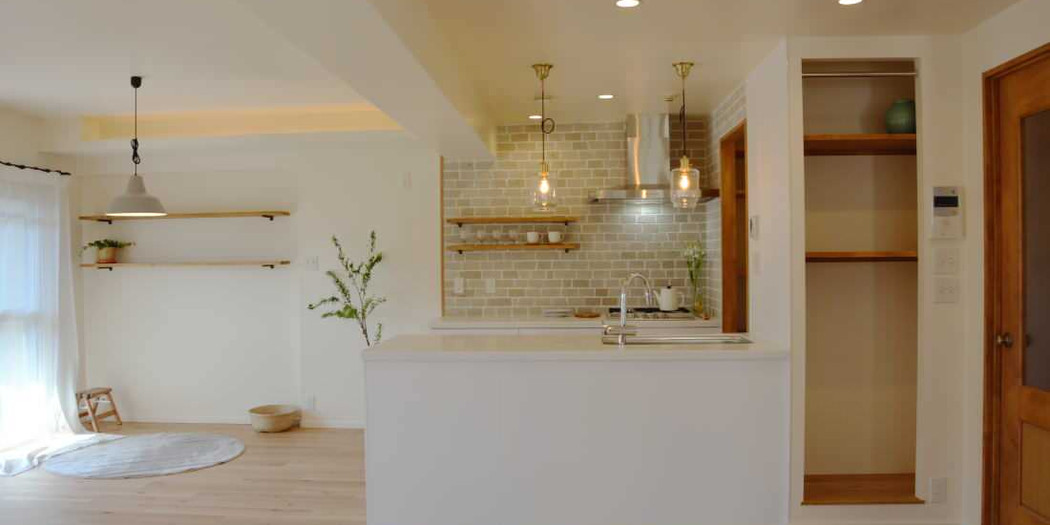 アテネデザイン Athens-design 大阪 住吉 リフォーム・リノベーション壁面に有孔ボードを最大活用し、 趣味のものなどを置くシェルフやハンガーをかけたり自由にアレンジできる オリジナルな空間にリノベーションしました。 このようなものは、既製品ではないので