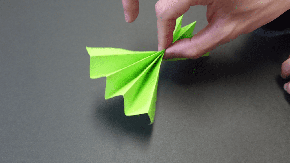 hoiku_column ◁過去の投稿も保育現場で使える情報満載♡ 🌰じゃばら折りのくだもの🍎 秋のくだもの製作をおりがみで簡単に♪折る前に一工程を加えると、りんごや栗などいろいろな果物の形になります🙌 仕上げの瞬間が楽しい秋のくだもの製作♪ぜひ秋の保育製作に