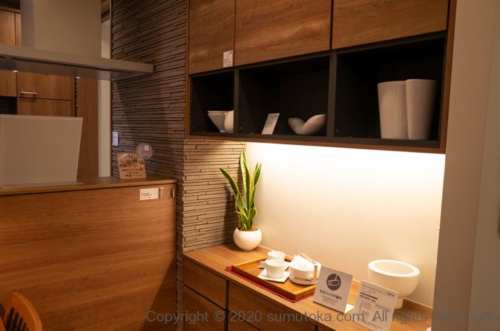 暮らしに合わせた収納スタイル！キュビオスでデスクスペースお部屋の片隅を生かして作ったデスクスペース。おうちにデスクスペースがあると、おうちでお仕事をしたいとき、 在宅勤務時の会議のときなど集中してすることができます。 書斎を別室につくるのは難しくても