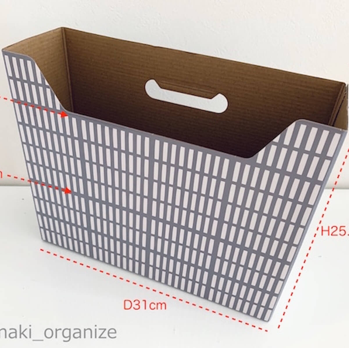 本日はセリアで購入した 『ファイルボックスポケット』をご紹介します♡ 書類などをまとめているファイルボックスに引っ掛けて文房具を収納できるこちら😎✨ 細型は、ペンやカッターなどの 細長文具を収納するのにいいサイズ🎶 深型は電卓、メモ、ホッチキスなどの