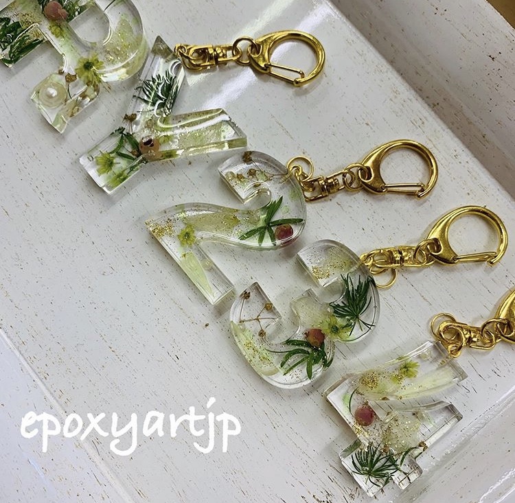 100均材料 名前入りキラキラキーホルダーの作り方レジン初心者でも簡単！おうち時間を楽しく！自分だけのお気に入りを作ろう 親子クラフトやプレゼントにも