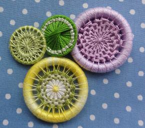 かぎ針付タティングシャトルで作る シンプルな糸ボタンのブローチ手作りレシピクロバー株式会社