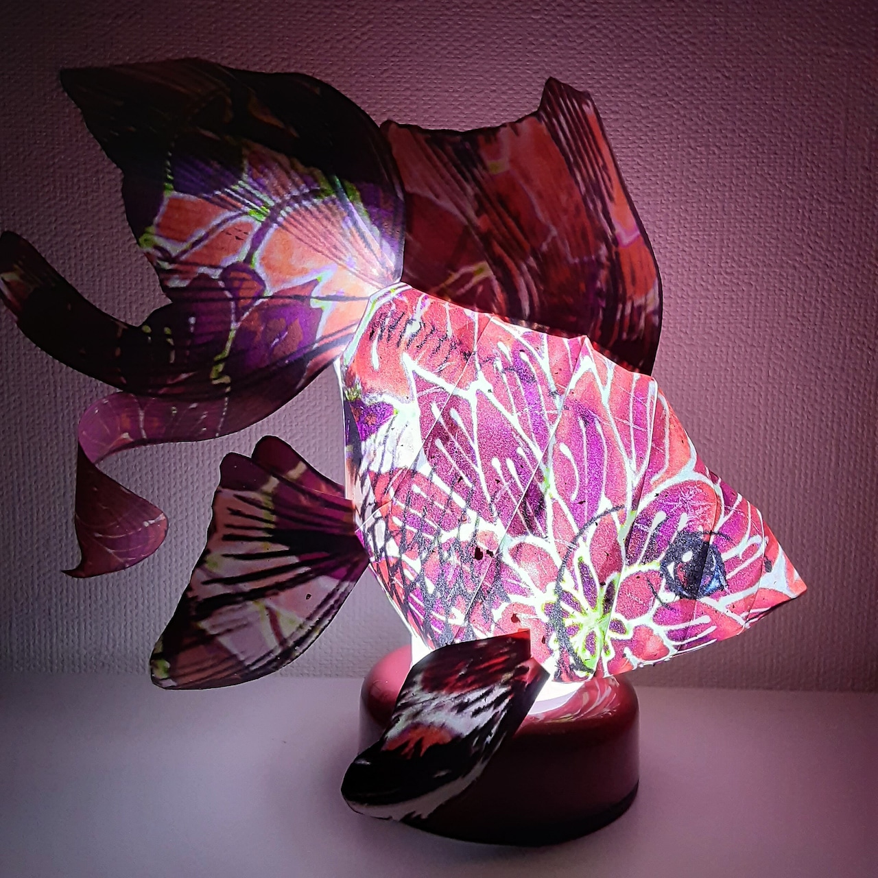 グラ＆ソラのペーパークラフトがついに完成しました！📄✂✨, 台紙をプリントして、ひとつひとつのパーツを丁寧に切って、折って、貼り合わせて 。,少し根気は必要ですが、手を動かしている時間そのものがとても楽しく、気づけば夢中になっていました。,完成したグラとソラを並べてみると、まるで本当にそこにいるみたいで、デスクやリビングが一気に明るくなります。,