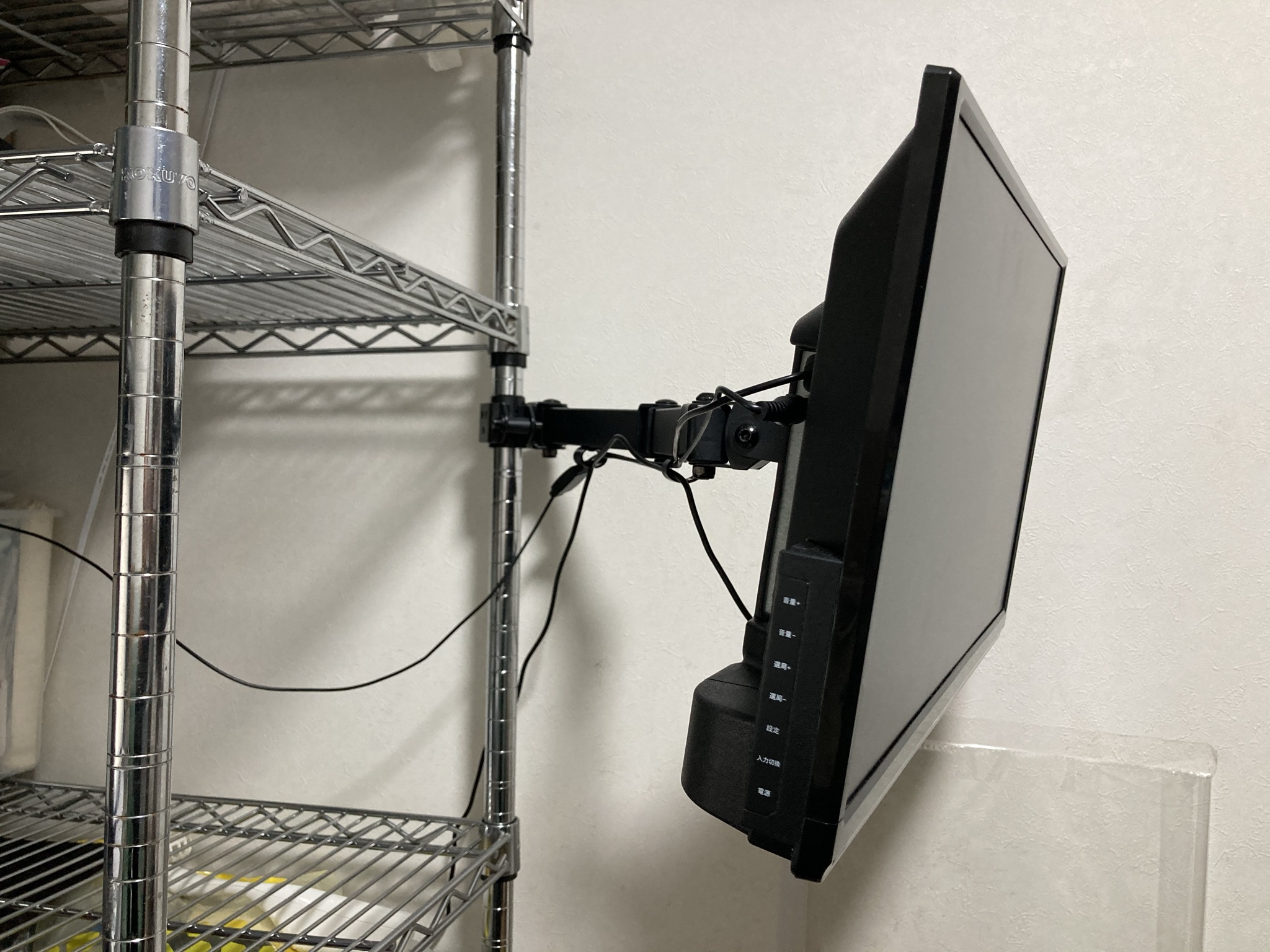 モニタアームをルミナスラックに設置したぞ！簡単だったぞ！ - lisz-works