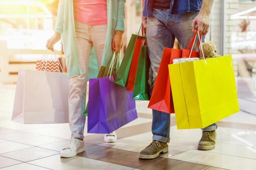 ショッピングをする２人の女性 10018001140 の写真・イラスト素材アマナイメージズ