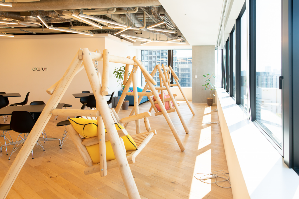 オフィスの休憩スペースが重要な理由とは？導入のコツからレイアウト事例まで - IRISTORIES - アイリストーリーズ