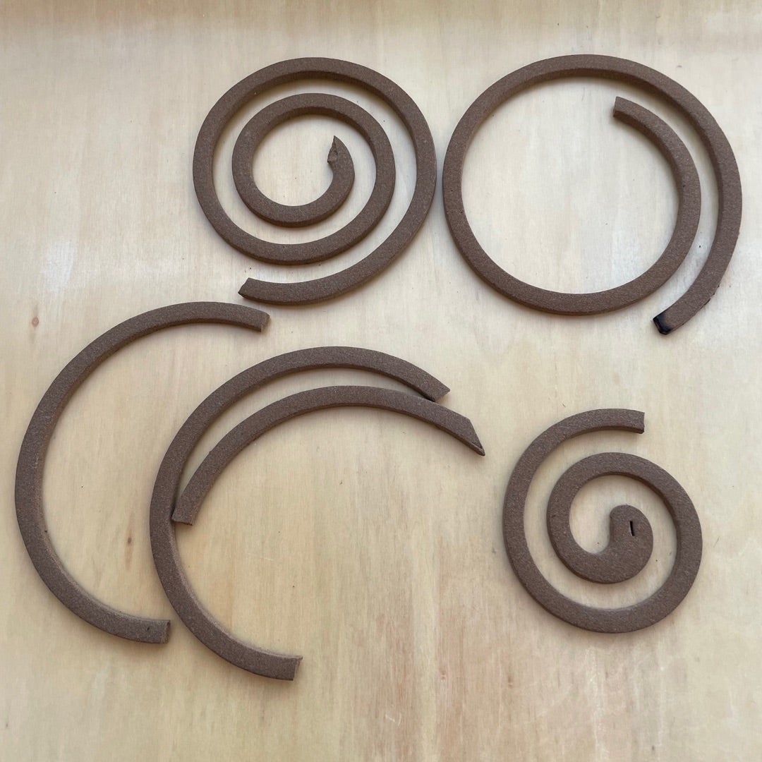 制作費290円×蚊取り線香ホルダー ダイソーにある竹皿とホムセンの金具でコスパ抜群💰 、 、 、キャンプ好き 夏キャンプの必需品夏キャンプキャンプギアキャンプギア自作蚊取り線香ホルダ