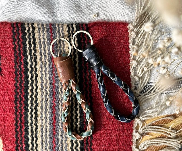 「ロープキーホルダー」のアイデア 46 件マクラメの結び目, キーホルダー, ストラップ 作り方