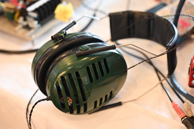 古いヘッドホン。 白い背景にビンテージヘッドフォン。 古代のラジオ工学のコンセプト。 限定ソフトフォーカス。写真素材1917073832Shutterstock