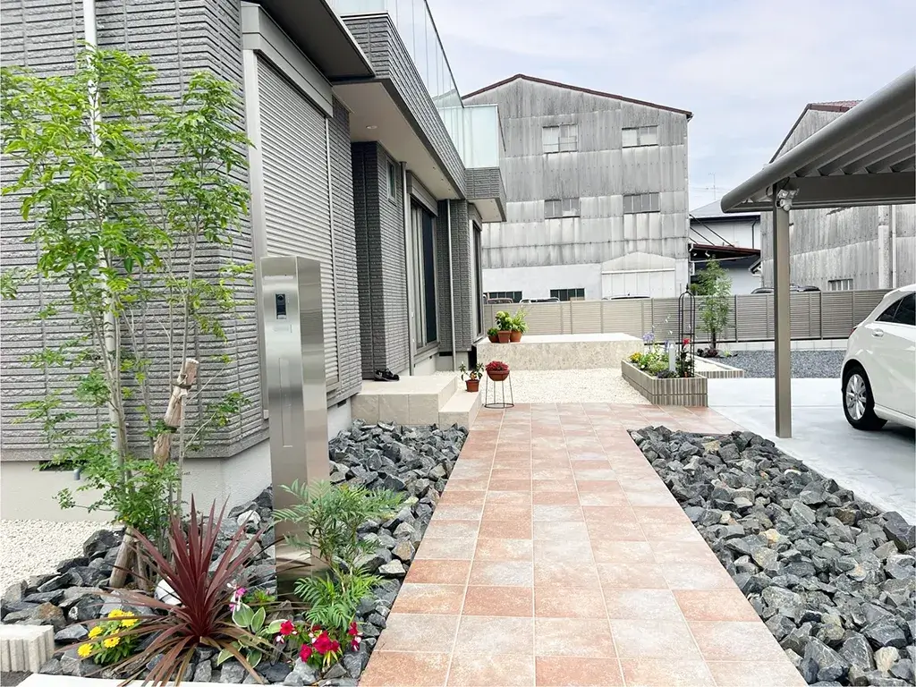 おしゃれな玄関アプローチデザイン事例11選 必要性や利用素材まで徹底解説！