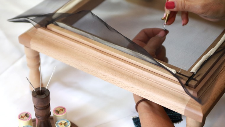 刺繍道具 両手が使えて便利な刺繍枠スタンドの紹介Marinedrop