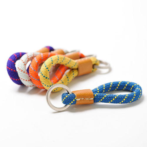 キーホルダー 四つ編み ループ パラコード パラシュートコード ロープ アウトドア 手編み ハンドメイドiichi日々の暮らしを心地よくするハンドメイドやアンティークのマーケットプレイス