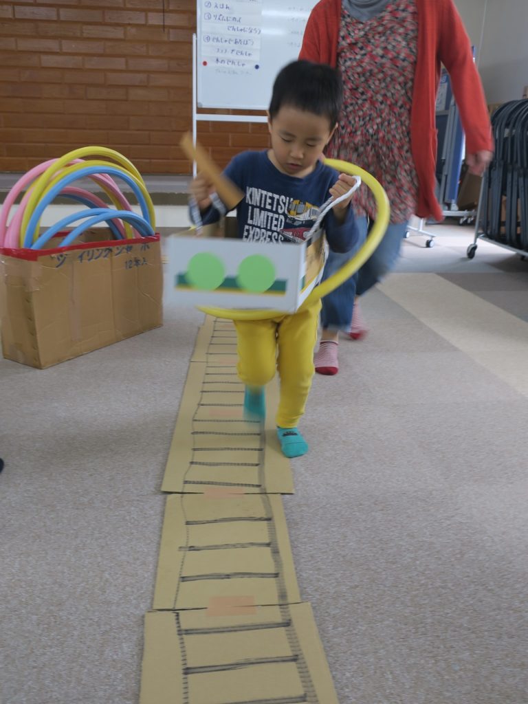 工作キット ダンボール製 hacomo kids ハッピーレールシリーズ 京浜東北線 E233系ダンボール 段ボール 電車 鉄道 おもちゃペーパークラフト 工作: インテリアパレットヤフー店 - 通販 - Yahoo!ショッピング