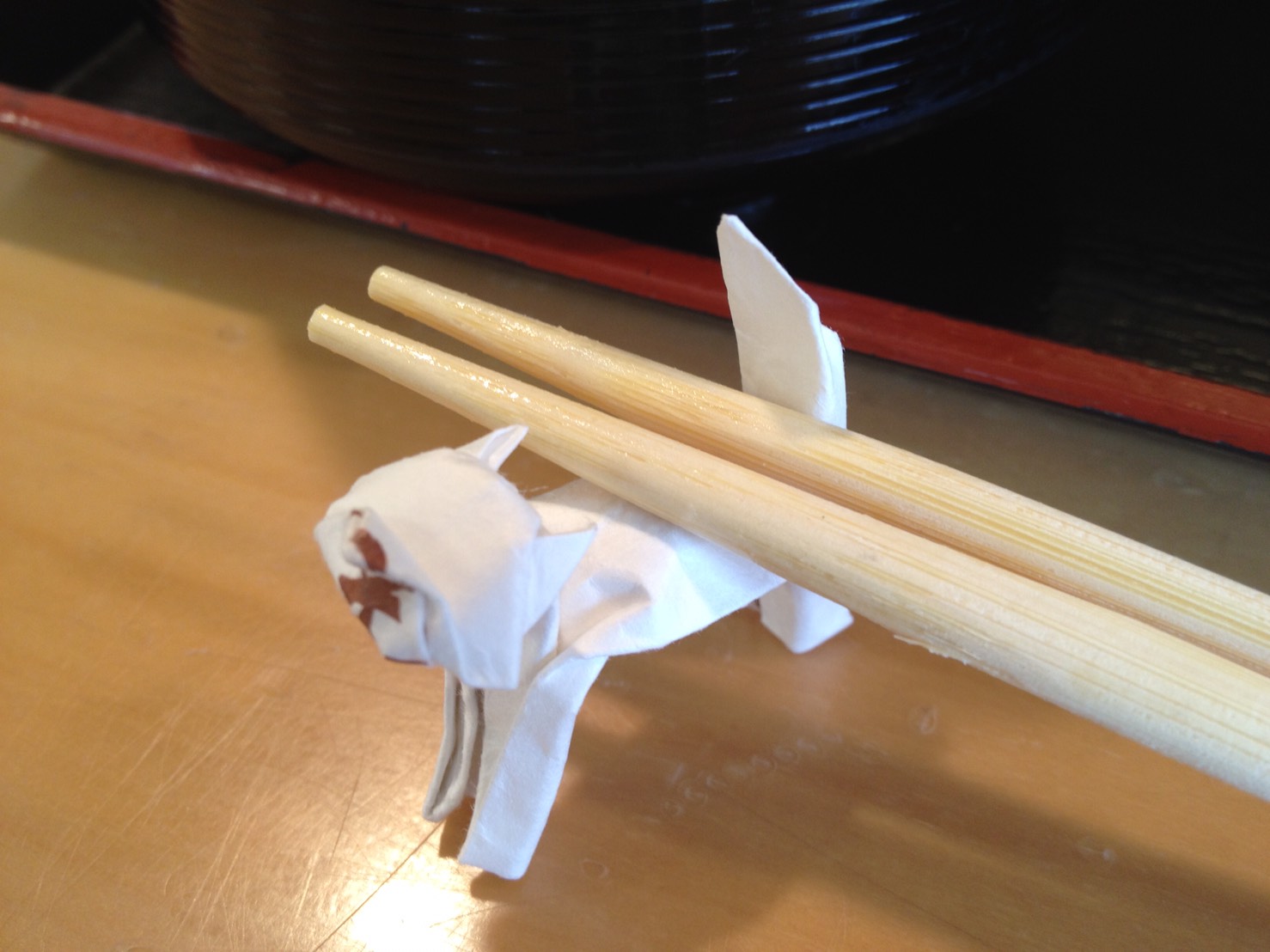 箸袋でリボン型の箸置きを折れるようになった。 - @pinkpeco