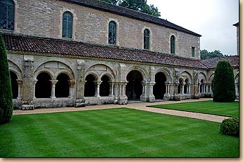 フォントヴロー修道院への入場 シノン Booking.com