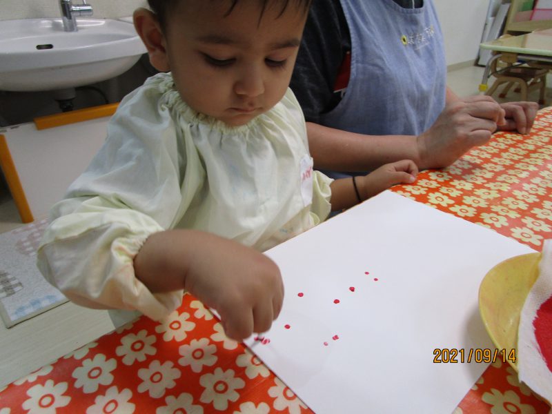 綿棒でトントン♪ りすぐみ 1歳児