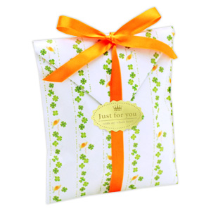 紙を使ったラッピングアイデア。正方形の紙を折って、ちょっとした小箱に