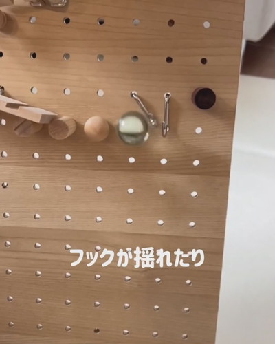 こんばんは！ 保育士のあつみです。 今日は有孔ボードと木ダボでできる、ビー玉迷路を紹介します～！ これ、工作というよりも迷路を作って遊ぶだけです～！輪ゴムをひっかけて、手指の器用さをつけたり、 ゴールできるように頭を使って考えたり、 何度も好きなオリジナル